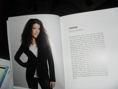 En bild ett uppslag i en bok där Cecilia Gärding finns porträtterad