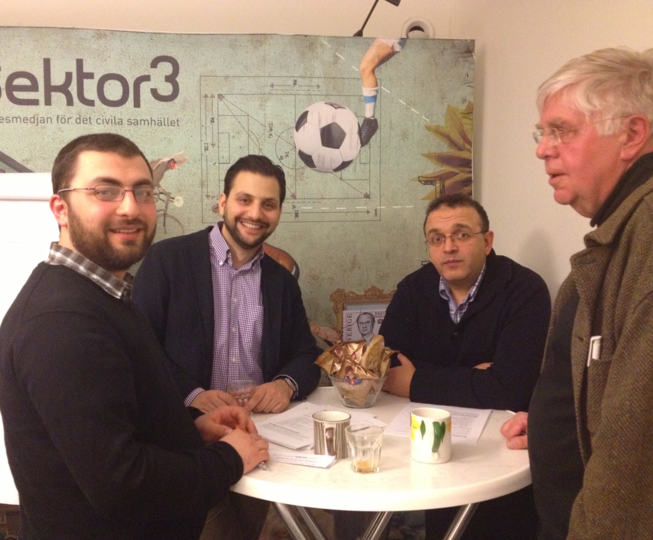 Omar, nyvald ordförande, samtalar med Mazyar, Mehdi och Ola.