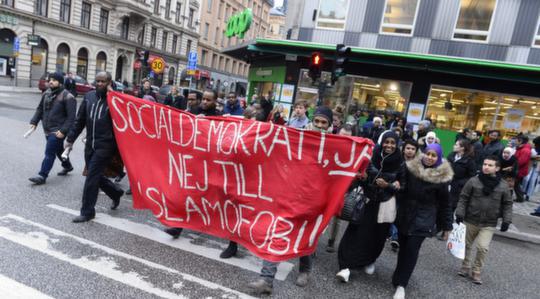 Demonstration för socialdemokrati mot islamofobi utanför partihögkvarteret på  Sveavägen 68.